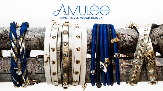 Immagine della pagina Coming Soon di Amulèe, raffigurante dei bracciali su tronchi di legno